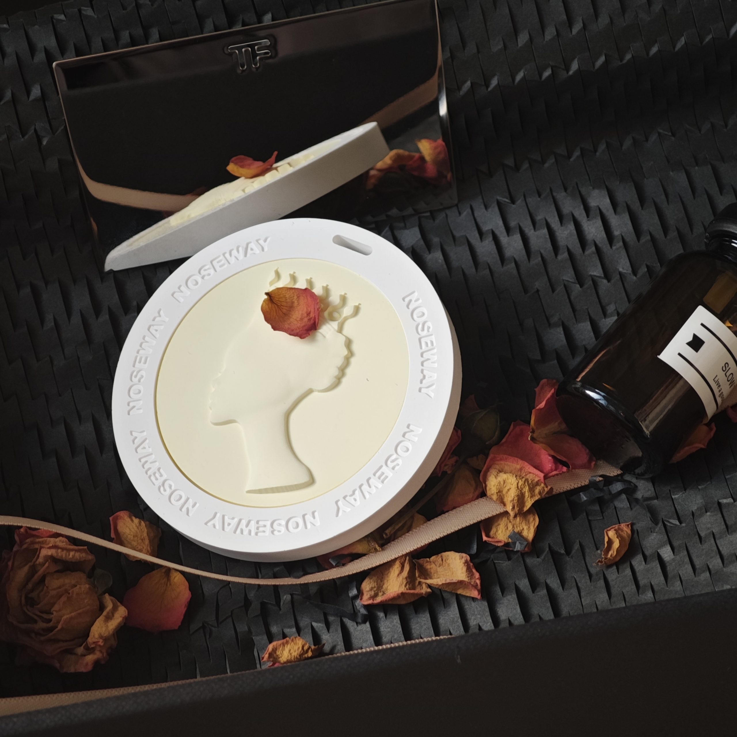 Custom Logo Queen Bust Plaster Essential Oil Diffuser Aroma Stone for Car Home Room Decoration Portable Scented Figurine - Image 10