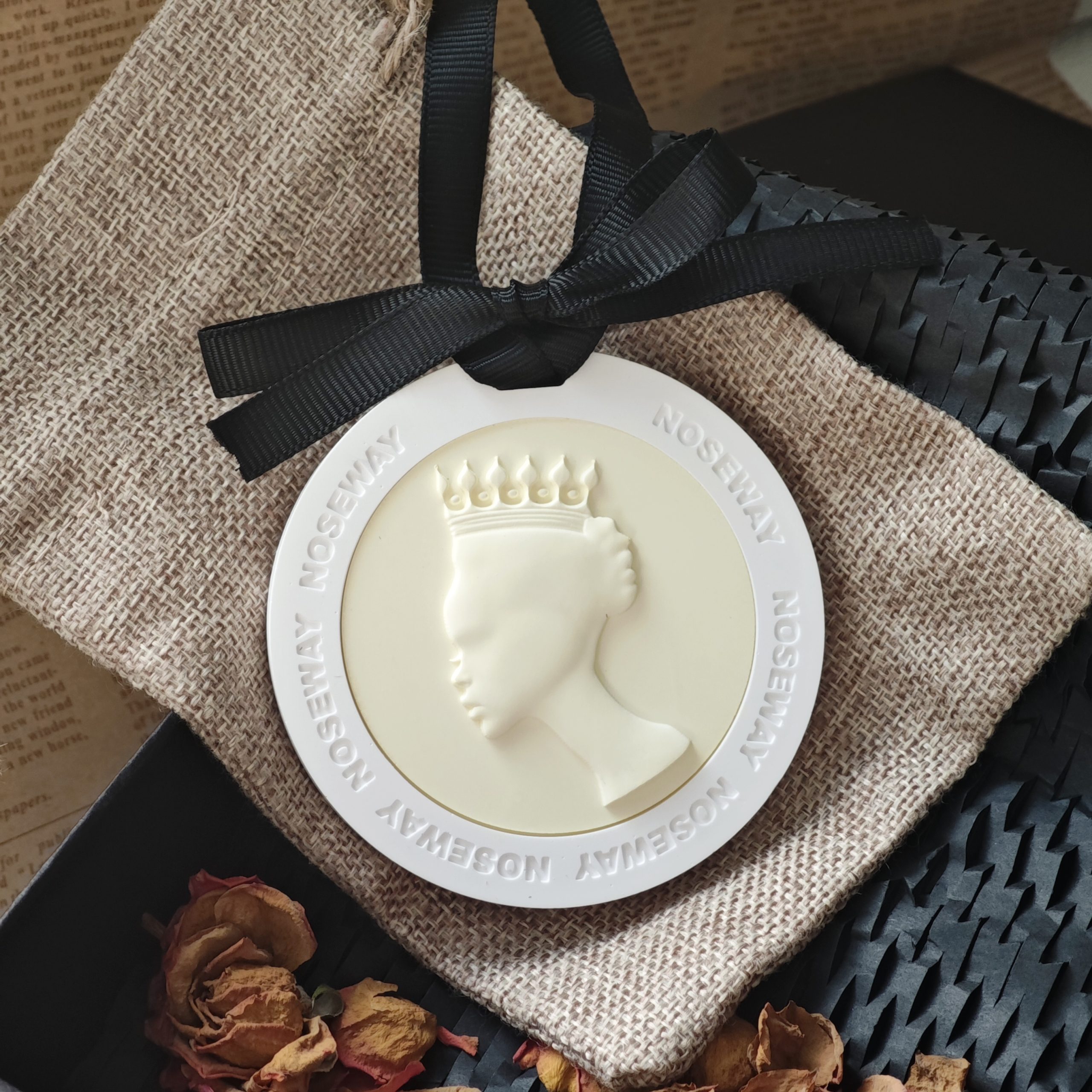 Custom Logo Queen Bust Plaster Essential Oil Diffuser Aroma Stone for Car Home Room Decoration Portable Scented Figurine - Image 11