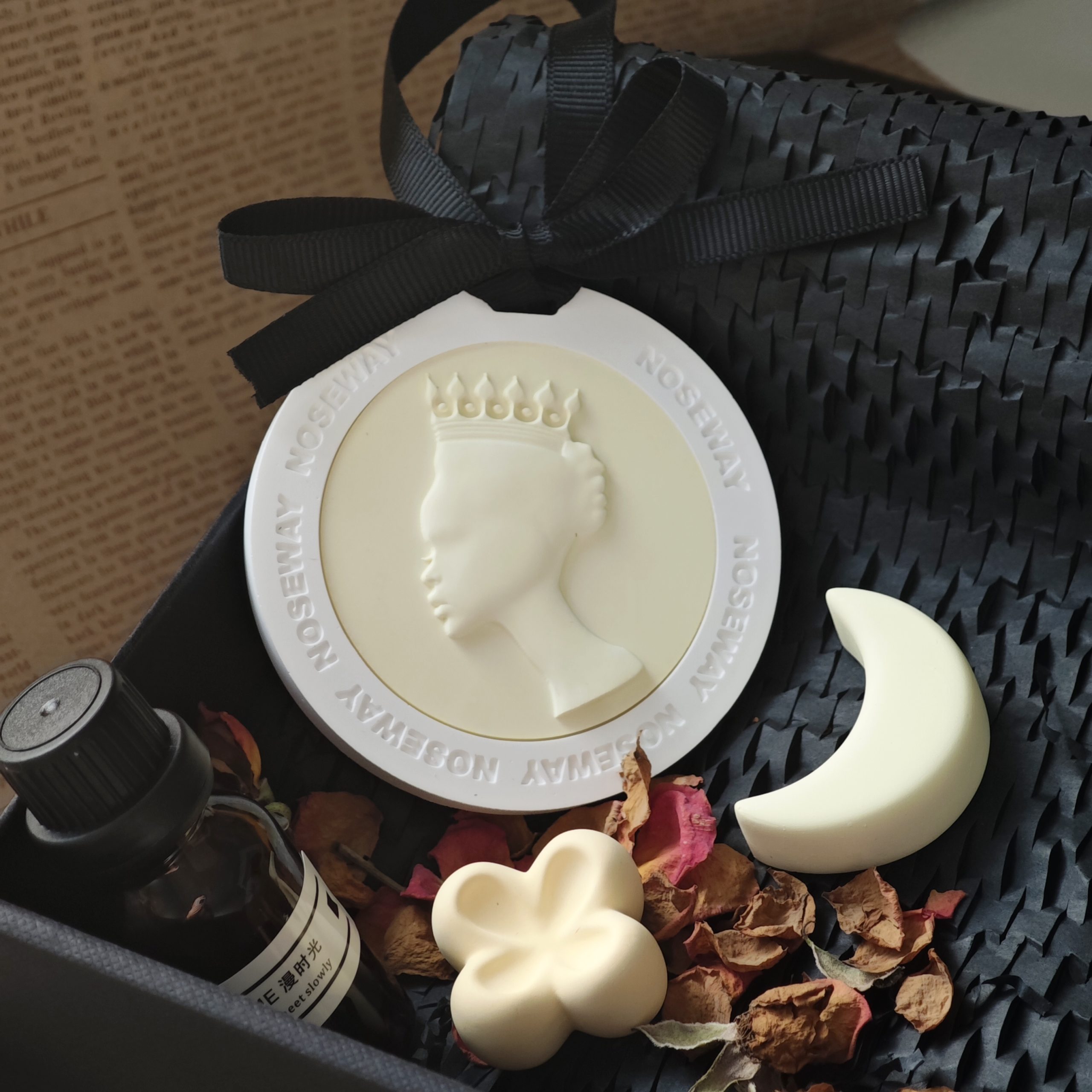 Custom Logo Queen Bust Plaster Essential Oil Diffuser Aroma Stone for Car Home Room Decoration Portable Scented Figurine