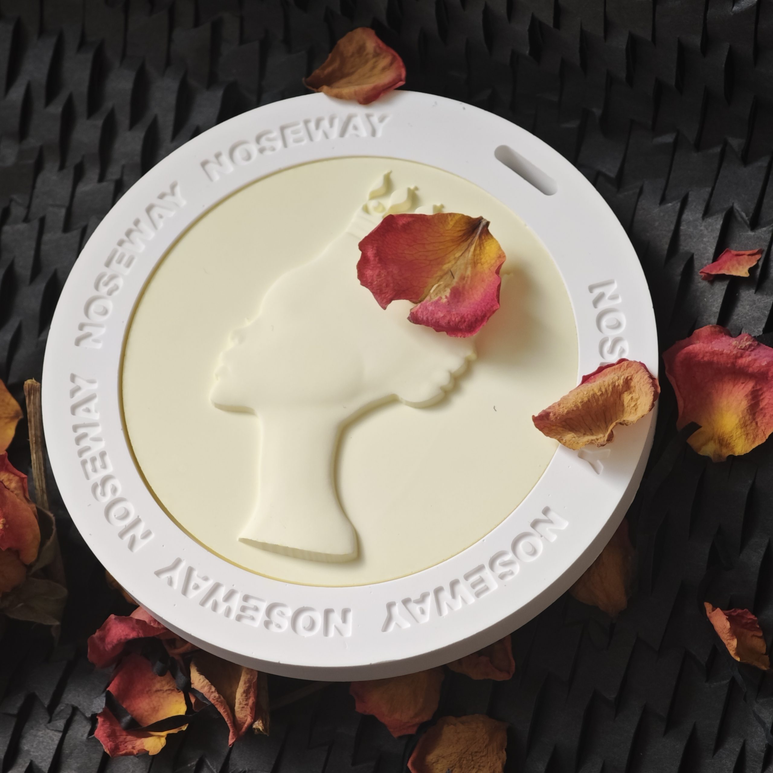 Custom Logo Queen Bust Plaster Essential Oil Diffuser Aroma Stone for Car Home Room Decoration Portable Scented Figurine - Image 16