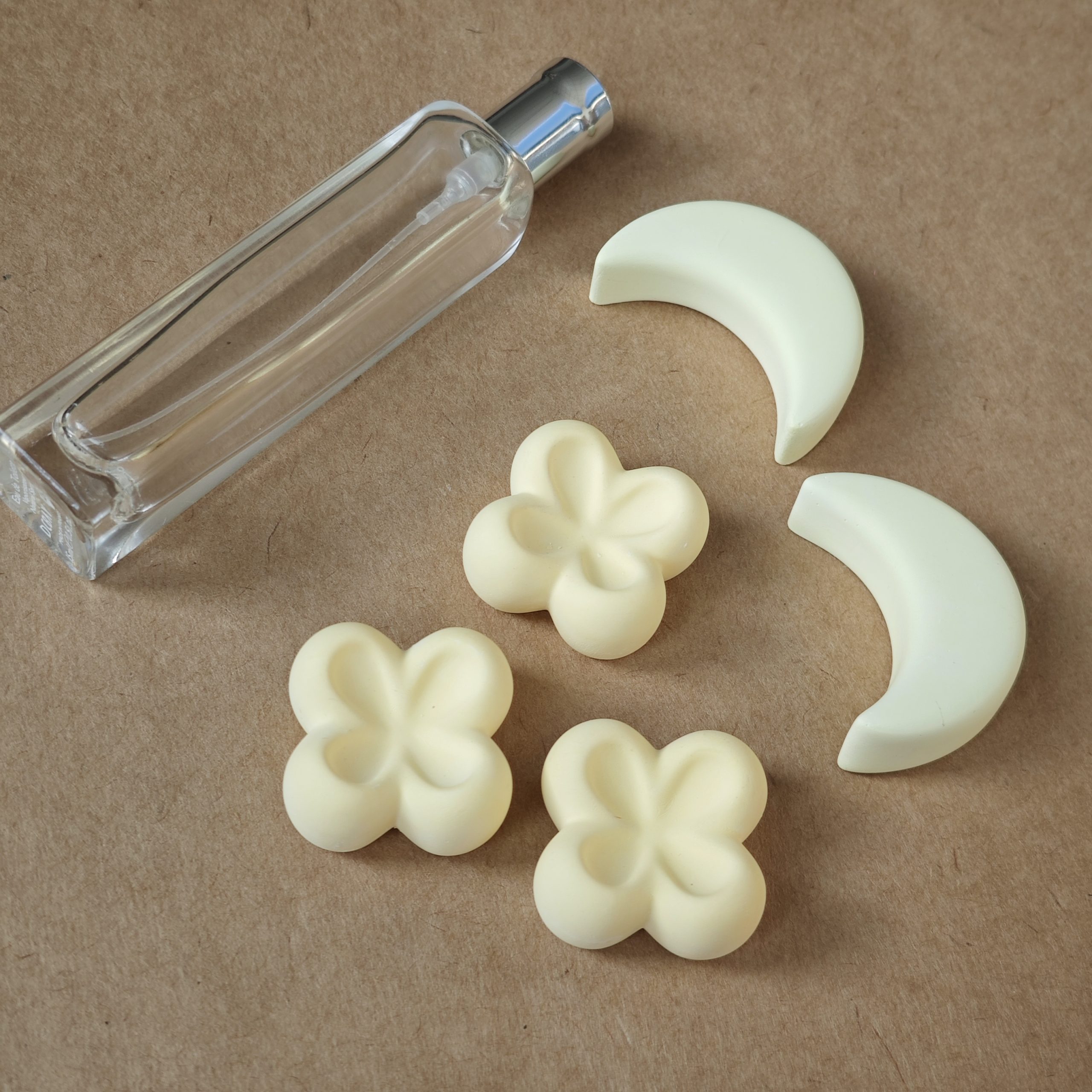 Adorable Flower and Moon Ceramic Scent Stones Reusable Oil Diffusers for Home Fragrance - Image 2