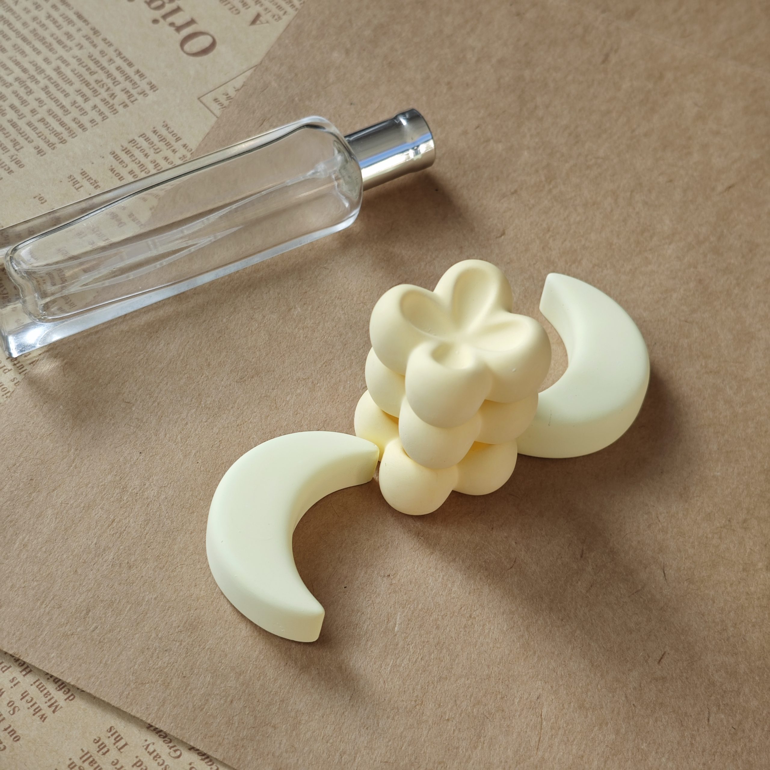 Adorable Flower and Moon Ceramic Scent Stones Reusable Oil Diffusers for Home Fragrance - Image 12