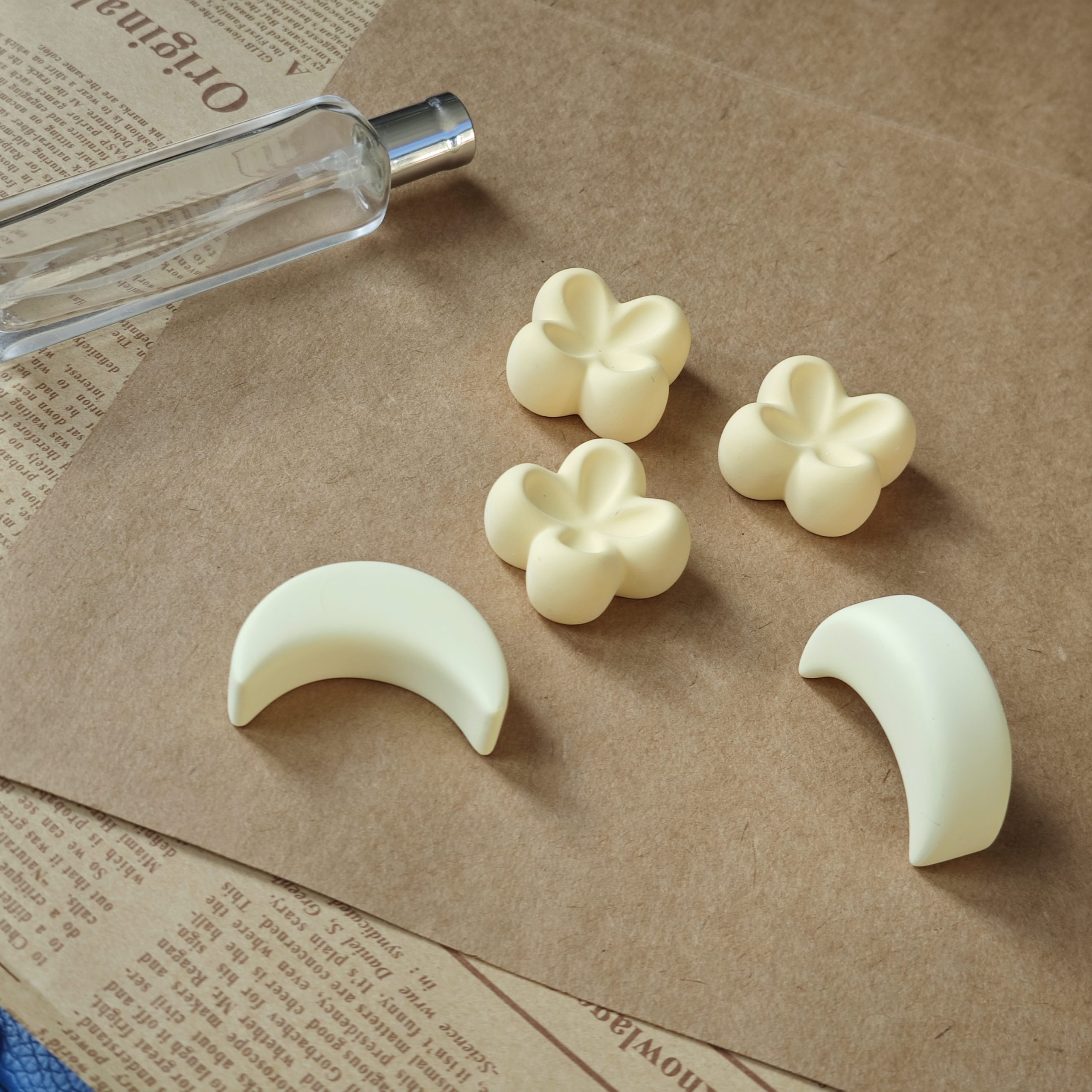 Adorable Flower and Moon Ceramic Scent Stones Reusable Oil Diffusers for Home Fragrance - Image 15