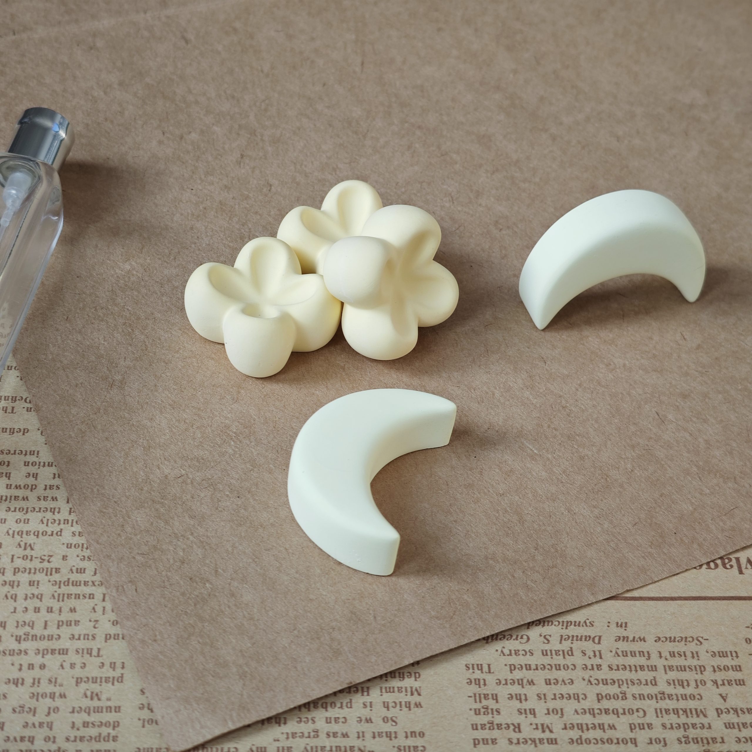 Adorable Flower and Moon Ceramic Scent Stones Reusable Oil Diffusers for Home Fragrance - Image 16