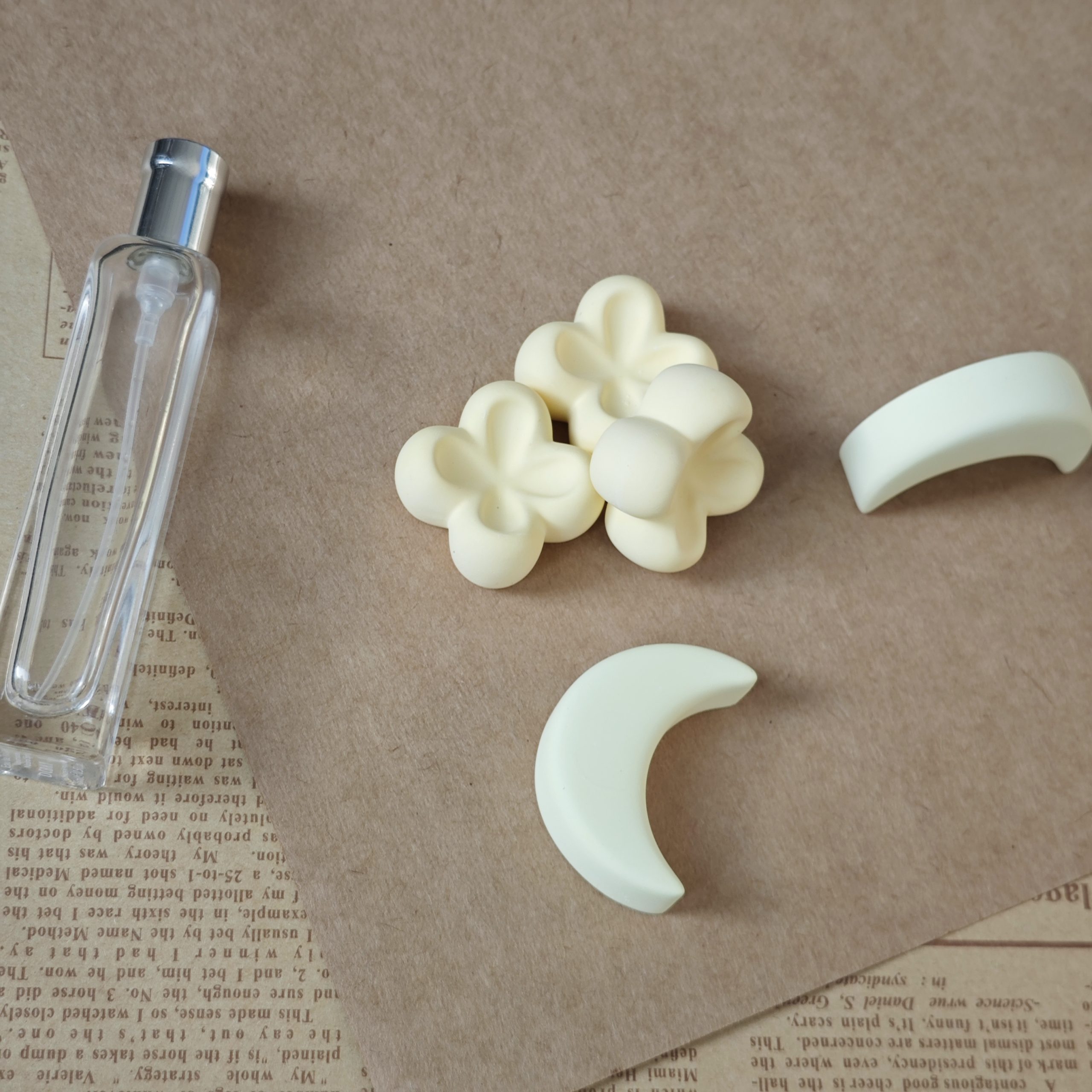 Adorable Flower and Moon Ceramic Scent Stones Reusable Oil Diffusers for Home Fragrance - Image 17