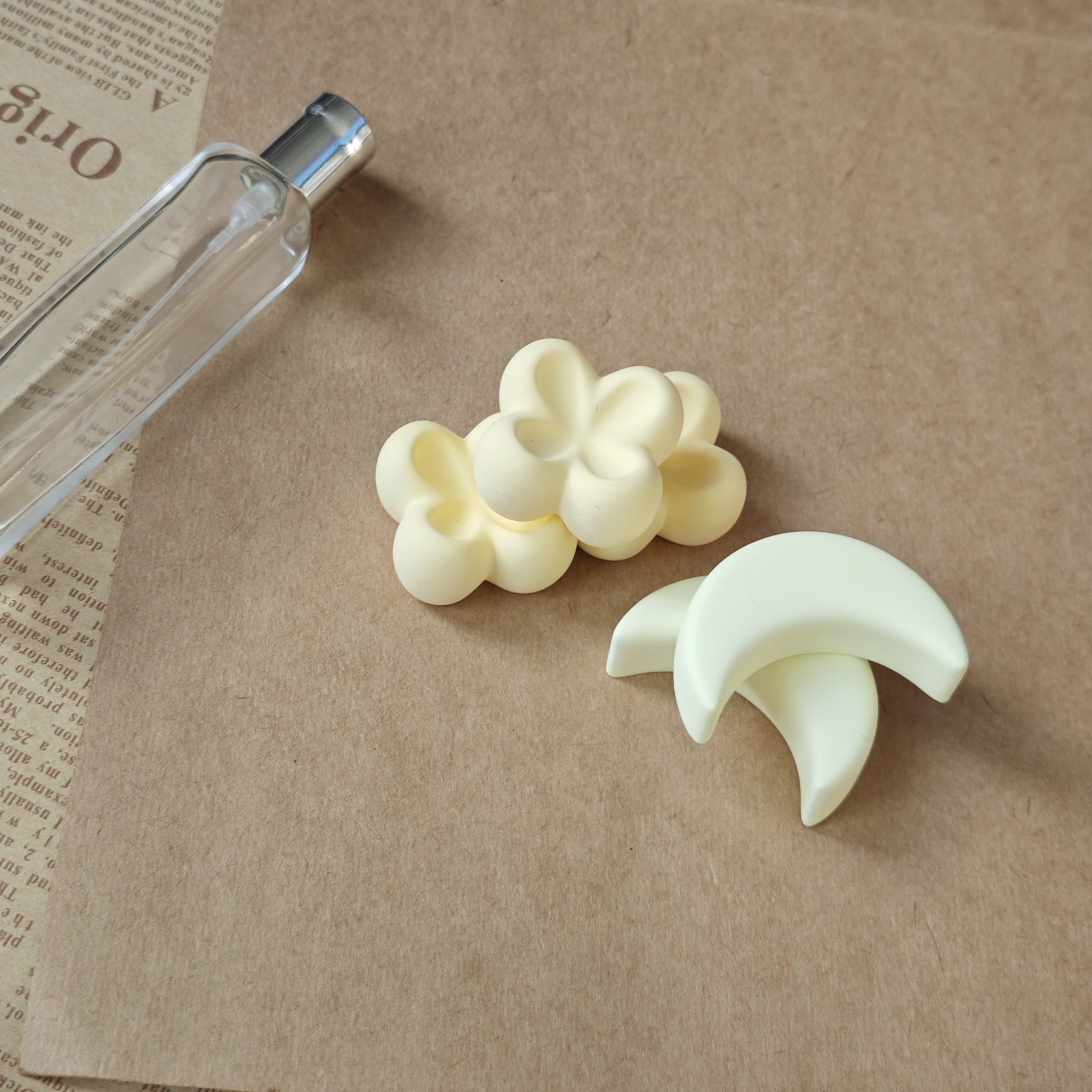 Adorable Flower and Moon Ceramic Scent Stones Reusable Oil Diffusers for Home Fragrance - Image 18