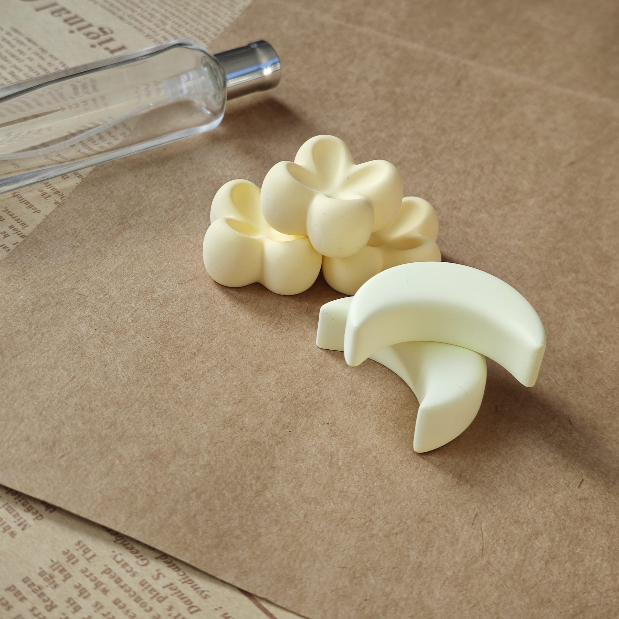 Adorable Flower and Moon Ceramic Scent Stones Reusable Oil Diffusers for Home Fragrance