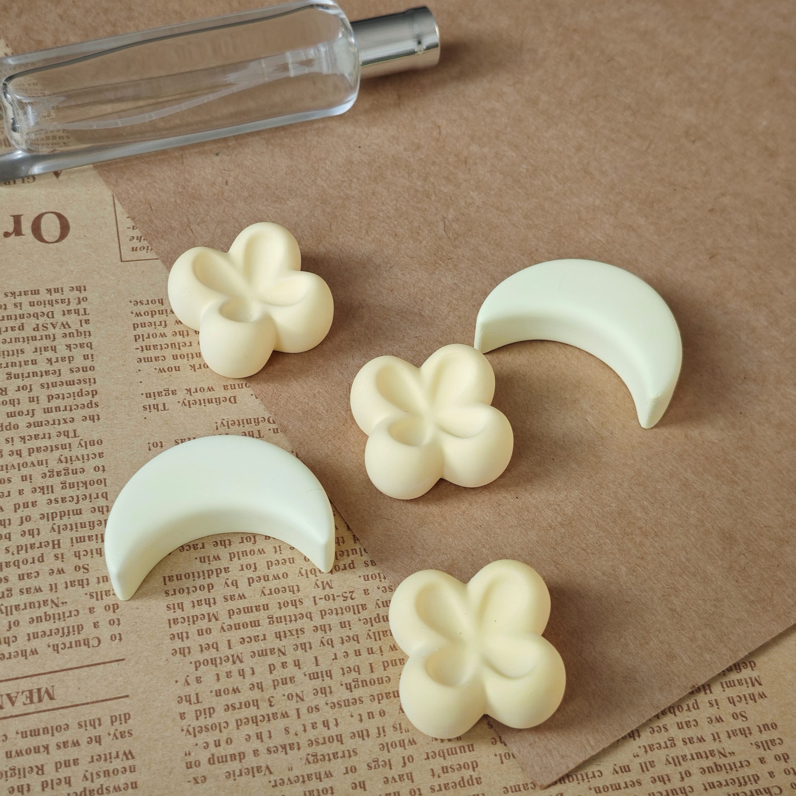 Adorable Flower and Moon Ceramic Scent Stones Reusable Oil Diffusers for Home Fragrance - Image 5