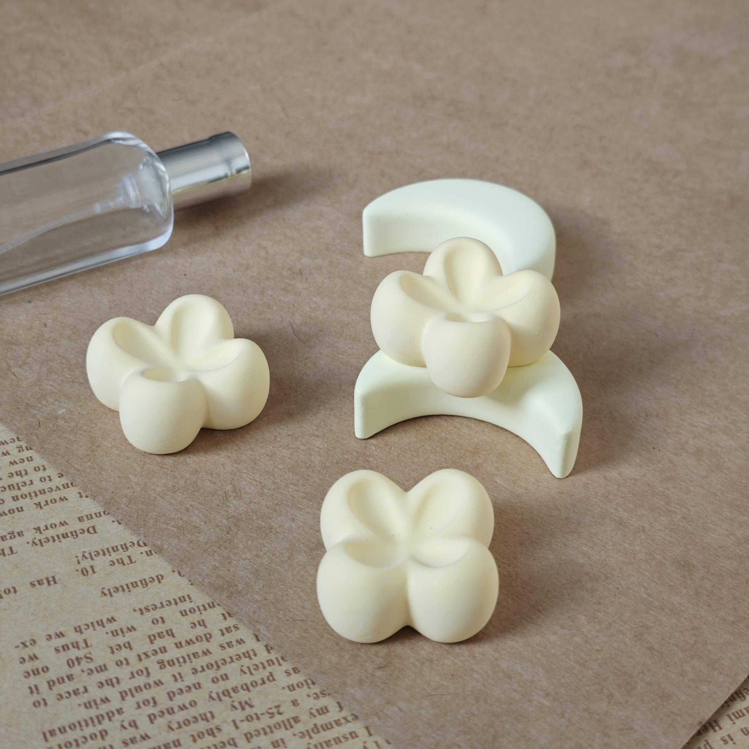 Adorable Flower and Moon Ceramic Scent Stones Reusable Oil Diffusers for Home Fragrance - Image 6
