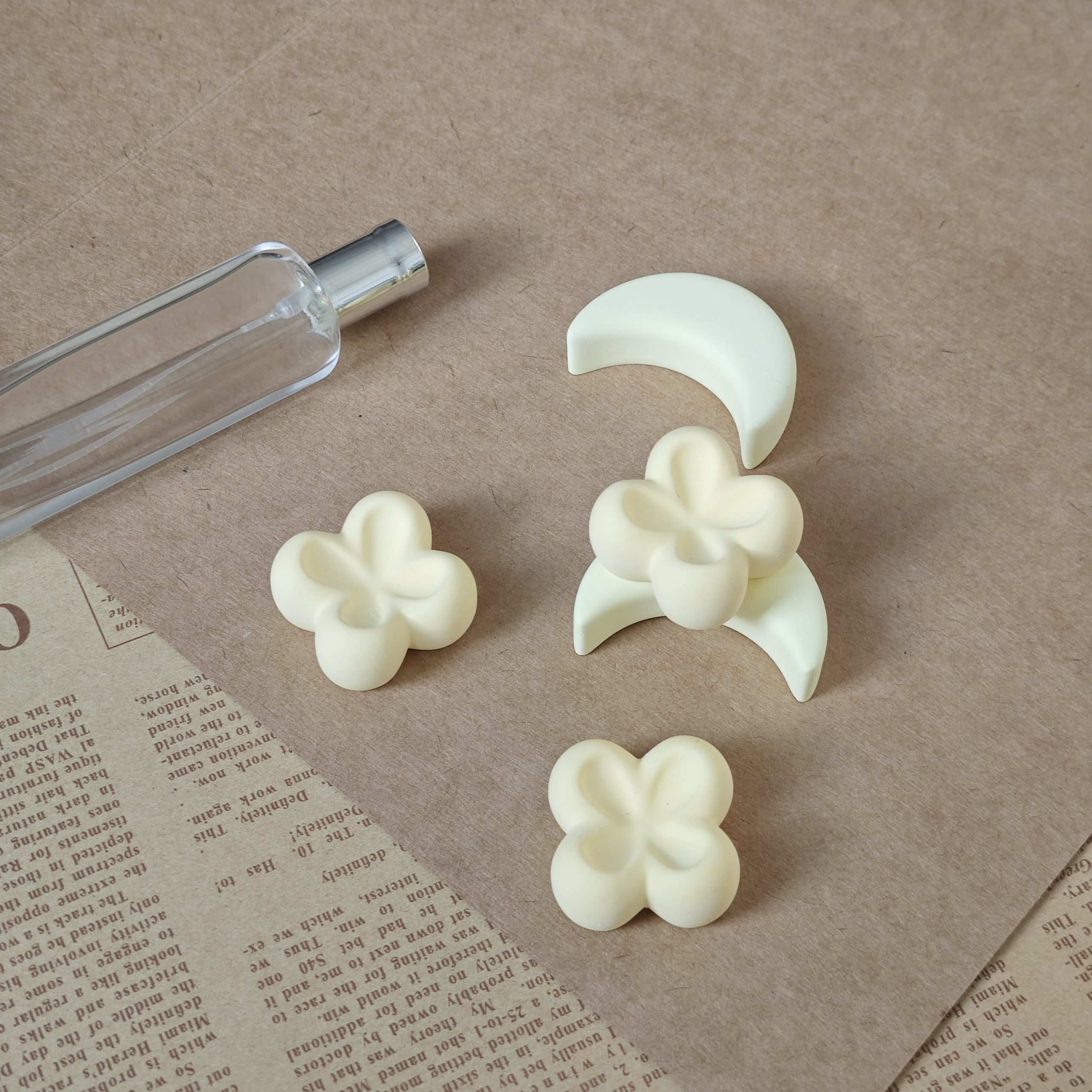 Adorable Flower and Moon Ceramic Scent Stones Reusable Oil Diffusers for Home Fragrance - Image 7