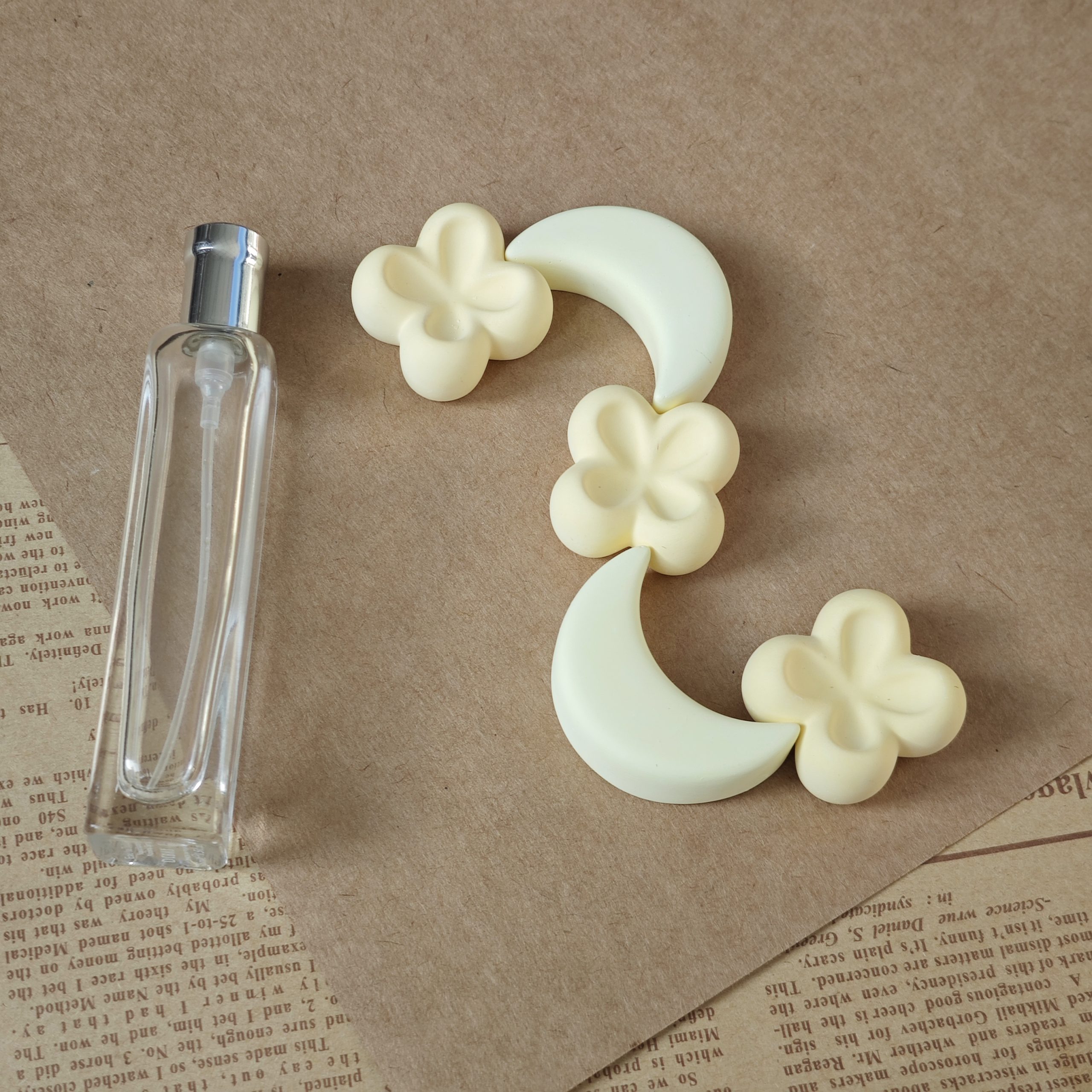 Adorable Flower and Moon Ceramic Scent Stones Reusable Oil Diffusers for Home Fragrance - Image 9