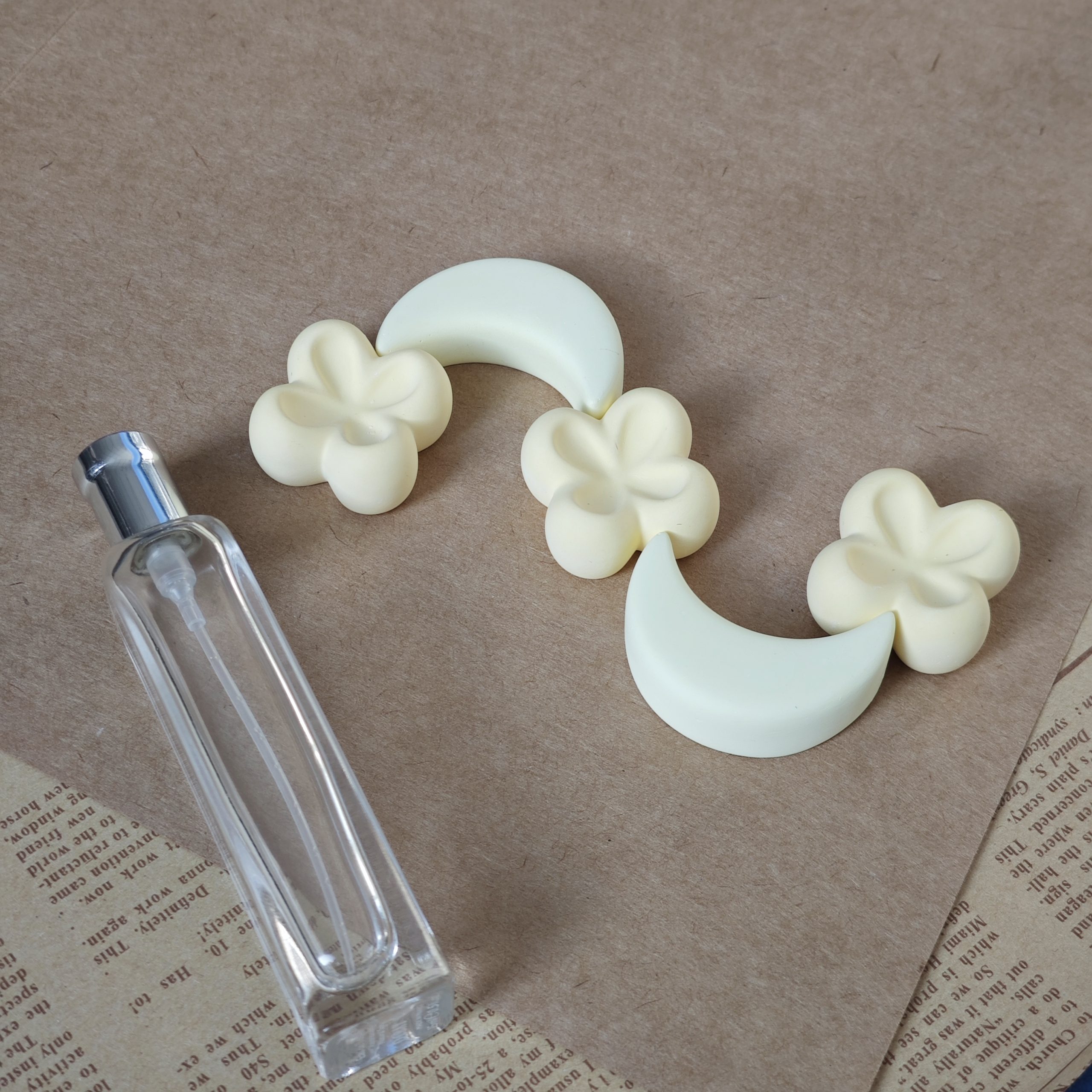 Adorable Flower and Moon Ceramic Scent Stones Reusable Oil Diffusers for Home Fragrance - Image 10